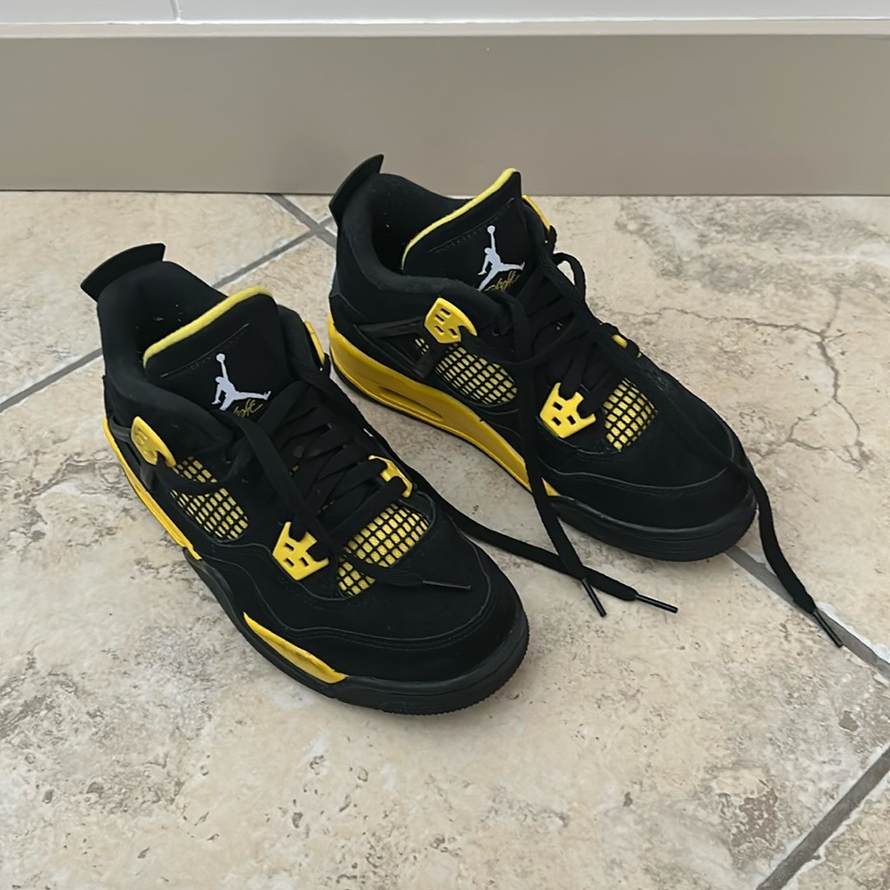 Big kids Jordan Air Retro size 5